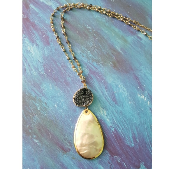 Jewelry - Long Druzy Stone /Mother of Pearl Pendant …